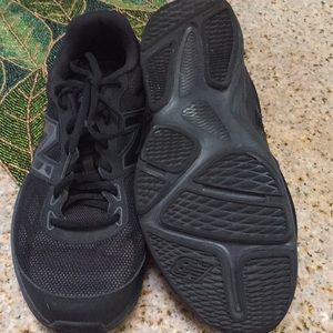 New Balance men’s tennis shoes